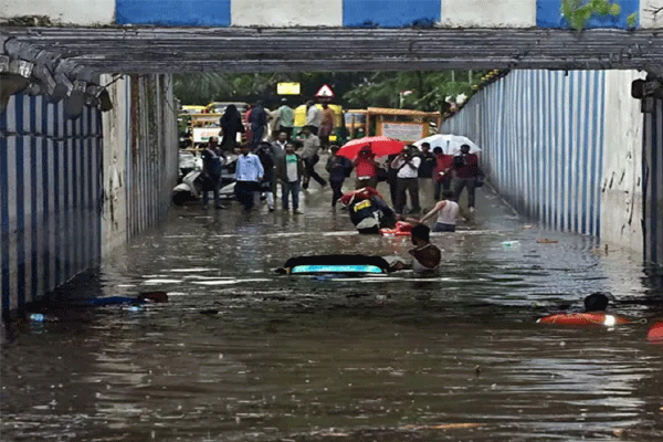 Heavy rain: బెంగళూరును ముంచెత్తిన వరదలు