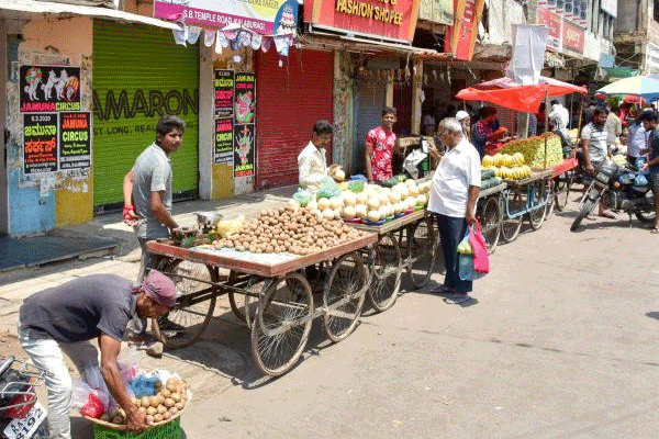 Street Vendors: వీధి వ్యాపారుల‌కు రుణాల్లో తెలంగాణ టాప్‌